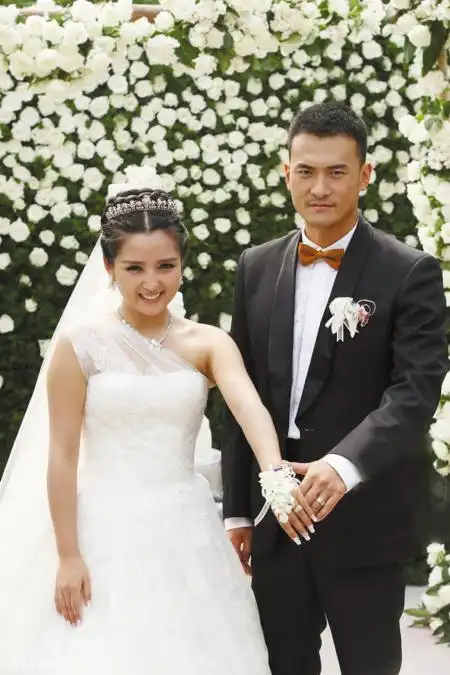 何洁赫子铭婚纱照,何洁老公图片