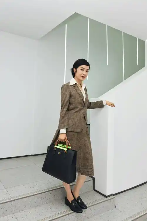 除了平时,蒋雯丽在参加各种活动时的穿搭也备受瞩目.