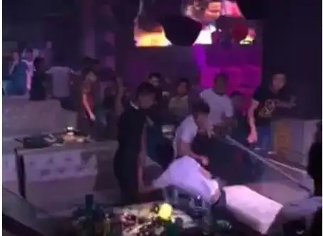 为争车位 长沙两酒吧爆发大规模群殴(组图)(11/17)