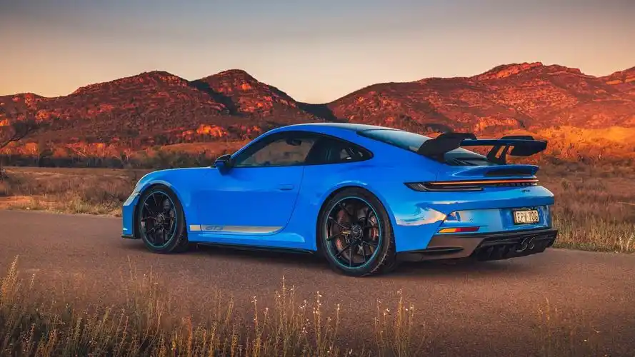 制造商保时捷公司所生产的一款经典跑车,为大家带来高清gt3高清壁纸