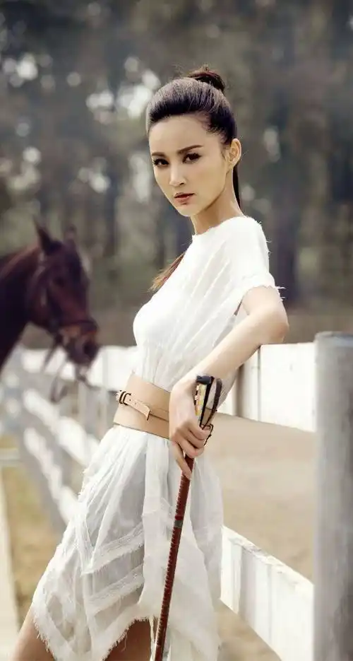 张歆艺:颜值与身材的完美结合_气质_风格_人们