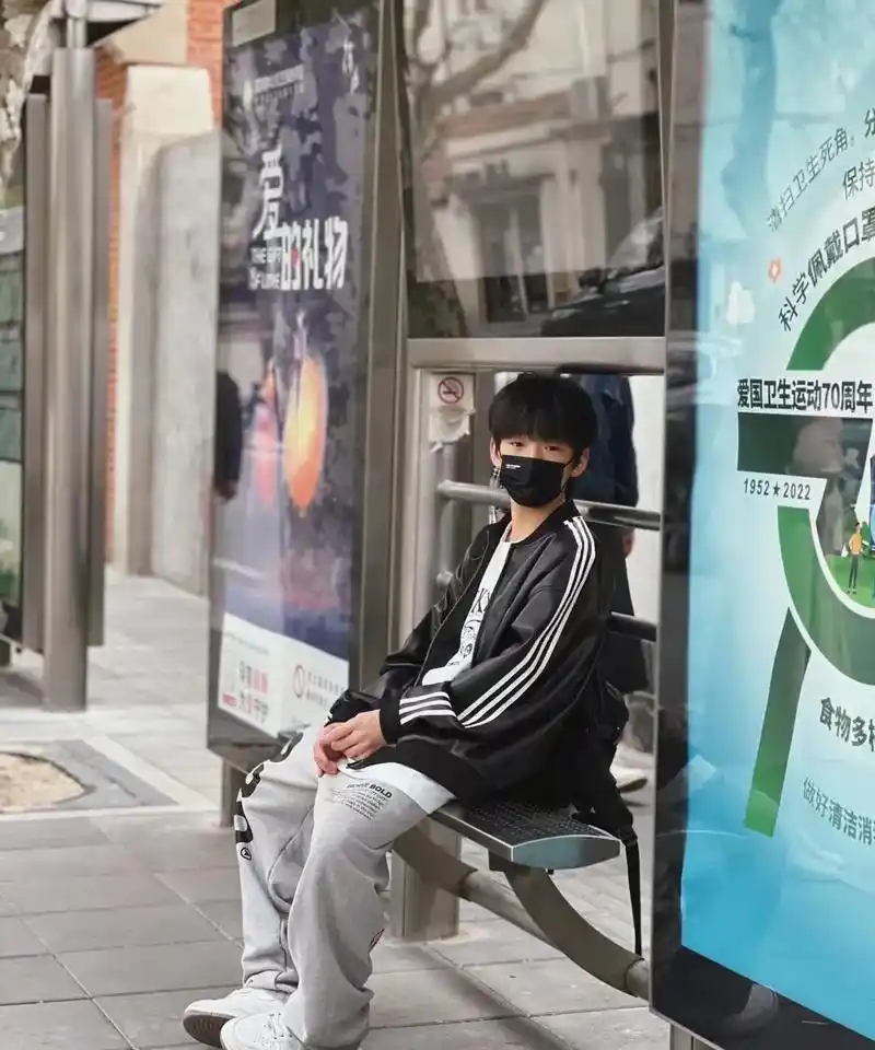 放慢脚步 在春日里漫步～#一眼心动的彼光少年 #张轶程 @张 - 抖音