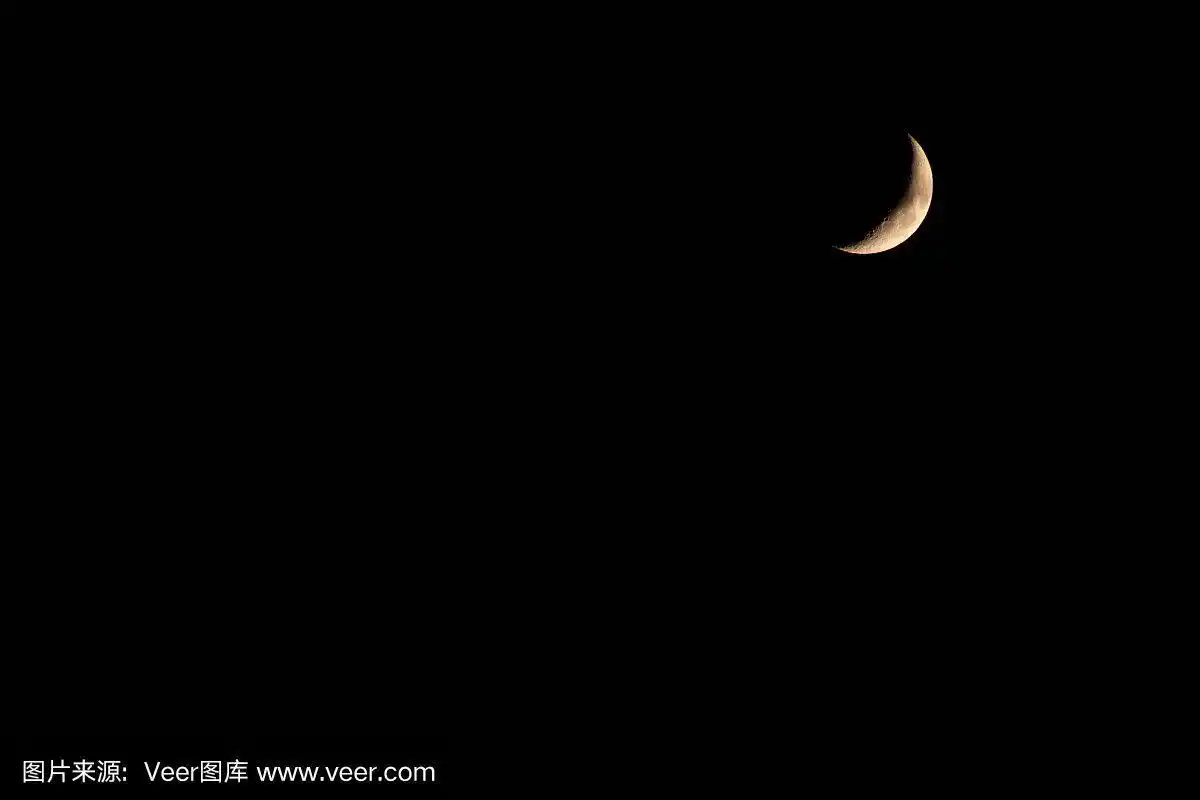 背景与黄色的月在夜晚黑色的天空没有星星