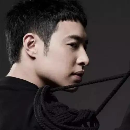 潘玮柏的发型(明星飞机头发型图片男) - 月牙知识库