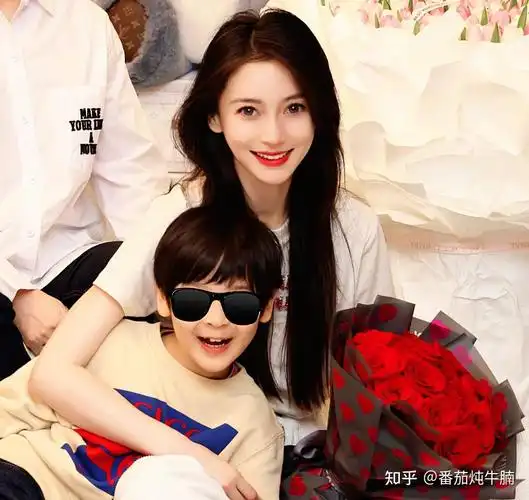 杨颖庆生显落寞闺蜜杨幂祝福缺席黄晓明女友还在同天秀出钻戒