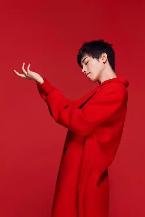 华晨宇红色时尚大片曝光 喧嚣power夺爆眼球