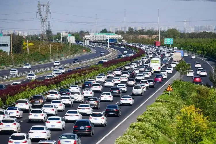 五一假期结束,各地高速迎返程车流高峰