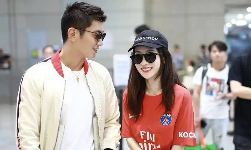 霍思燕与杜江走机场!她穿衬衫 短裤嫩如学生,小4岁的他一脸骄傲