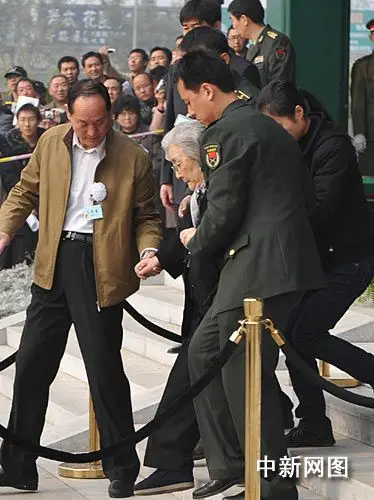 11月6日,"中国航天之父"钱学森的追悼会在北京八宝山举行.