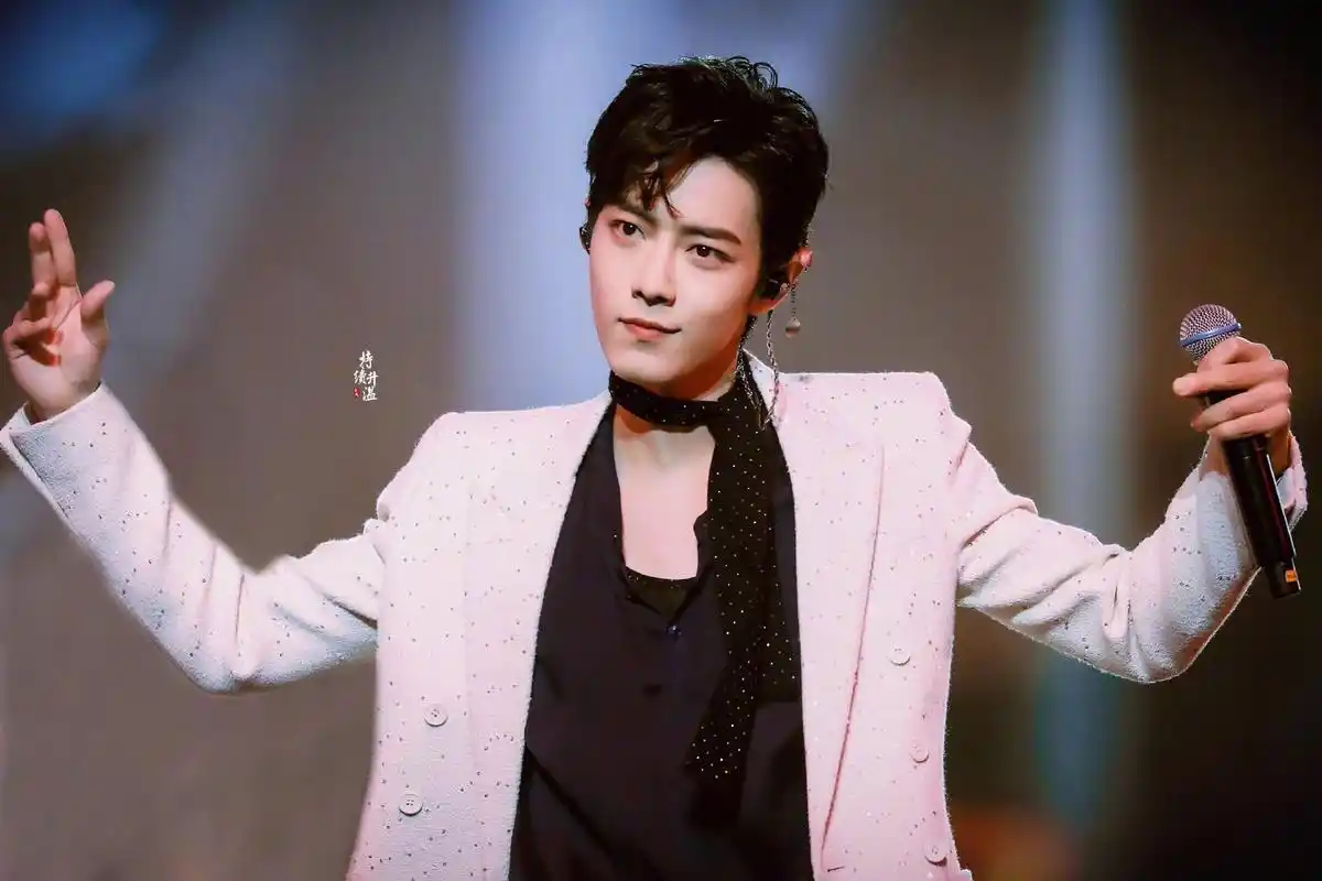 新年味# #春节娱乐指南# 肖战银发造型,银发少年肖战解锁时尚大刊