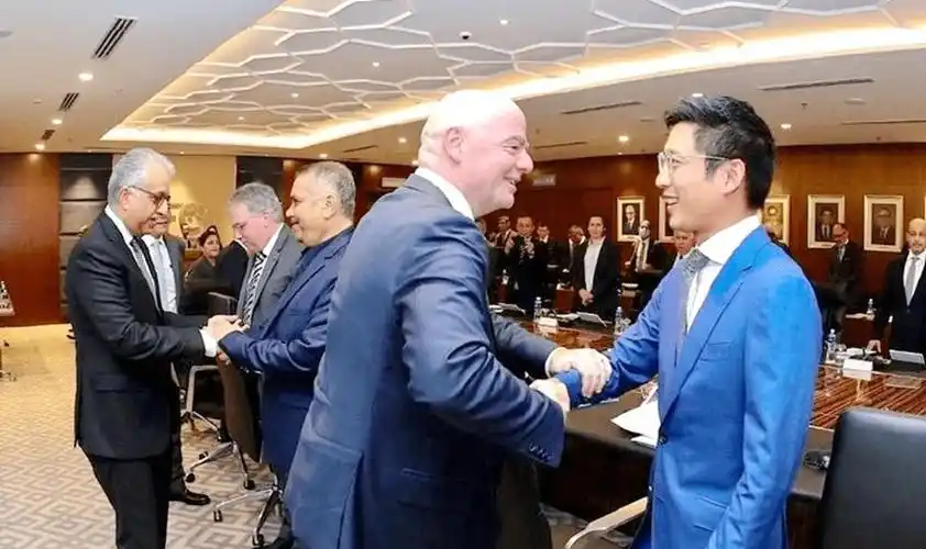 霍启山参加聚会,朱玲玲出席活动,两人最新近照还真是太像了_霍启刚