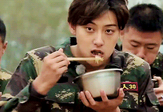 被虫子吓成表情包的鹿晗以及被虫子吓到飞起的王俊凯邓伦就连身边坐下