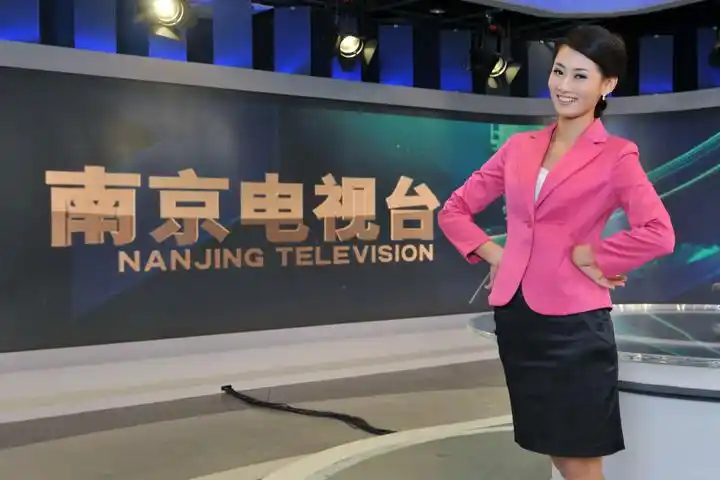 p>施源,东南卫视主持人.