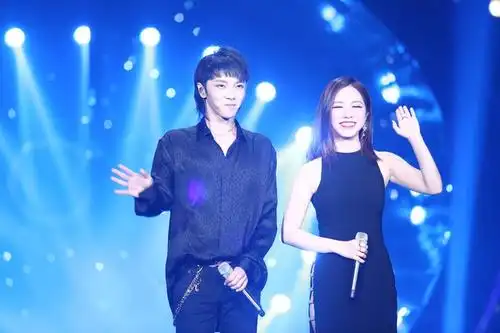 邓紫棋因华晨宇频登热搜,素颜获赞,她是感情里的受害者吗?