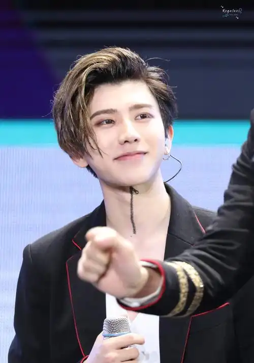 蔡徐坤 喉结拉链