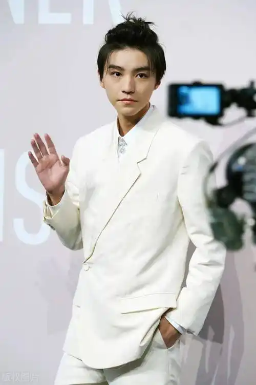 王俊凯电影1921妆前花絮海报公开白衣少年超帅气