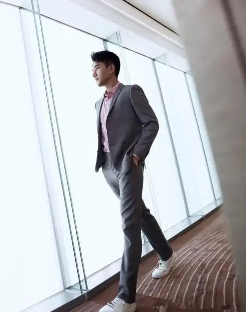 刘恺威又变脸t台上演脱衣舞笑起来那瞬间简直不敢认