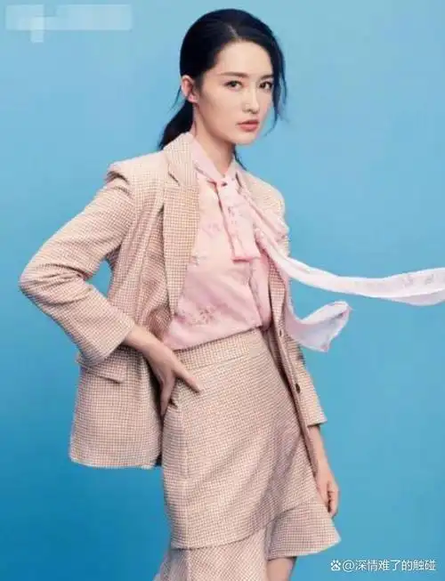 李沁的身材比例非常完美,身高166cm的她拥有蚂蚁腰,性感胸围和修长