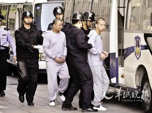 孔金磷(左)与舒露文(右)被押赴刑场执行死刑深圳园岭学童绑架案主犯