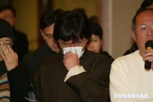 新浪娱乐讯 12月30日凌晨2点50分,香港著名艺人梅艳芳在香港养和医