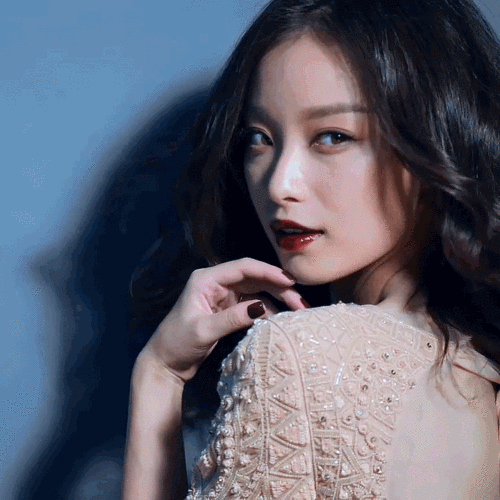 红唇大波浪卷发的倪妮