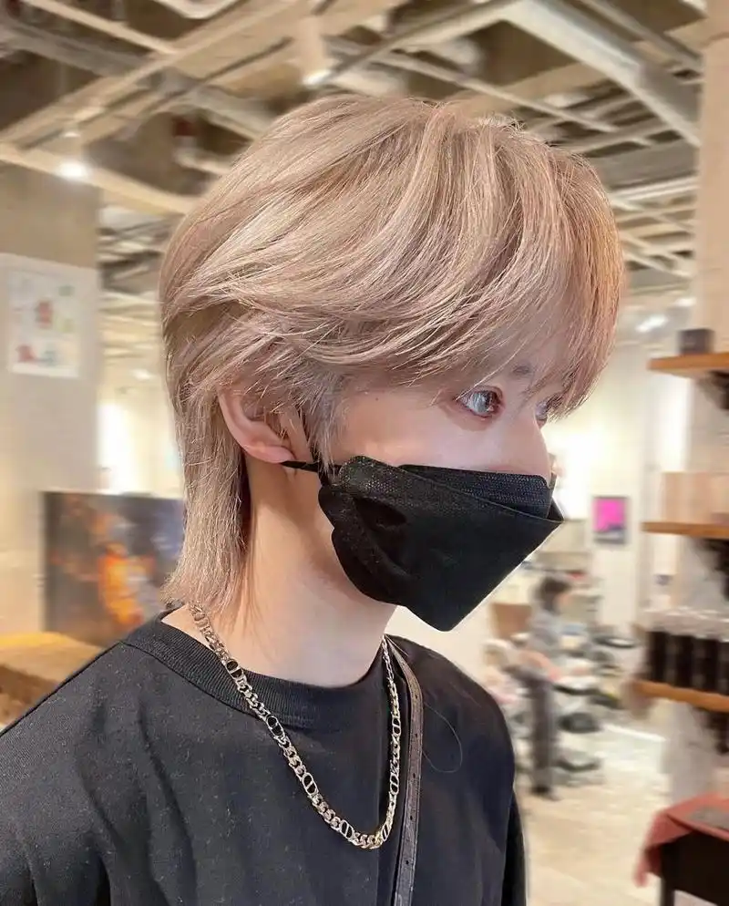 鲻鱼头男士发型超酷狼尾 这样发型会更加的立体,线条感和透析感更强