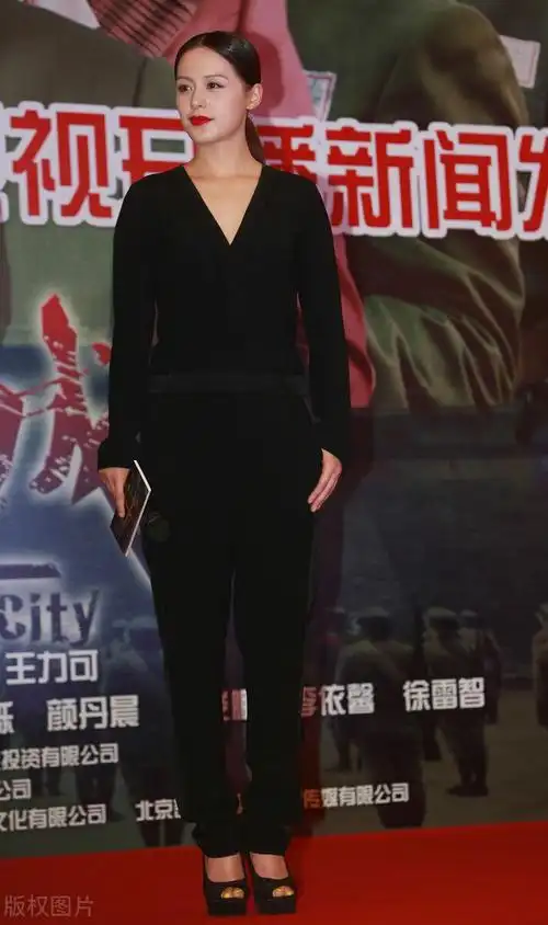 王力可出席活动,黑色礼服气质迷人