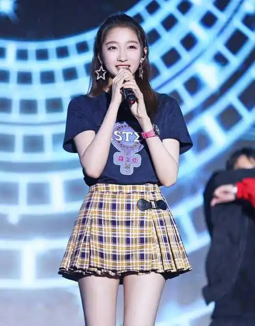 颜值人品最重要!_热巴_身材_关晓彤