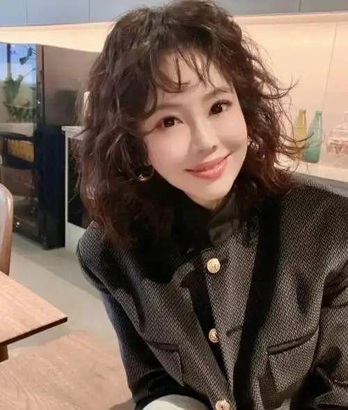 50岁女人烫头发:记住"三烫三不烫",显年轻气质,头发蓬松洋气|烫发