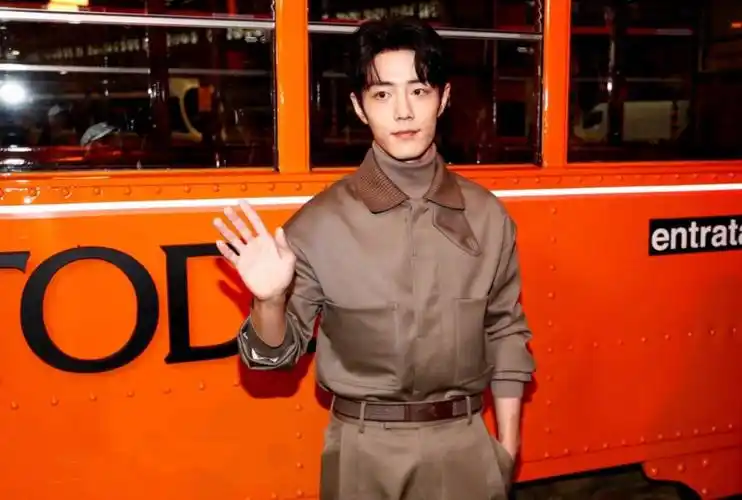 肖战米兰看秀人气爆棚,压轴入场坐总裁旁边,各大媒体争抢拍照_腾讯