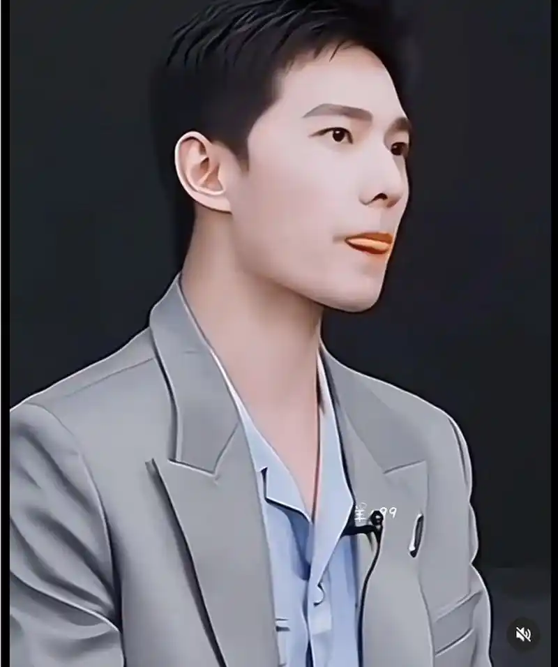 杨洋他有时候会在综艺节目或者采访中吐舌头,这是真的是他一种个性和