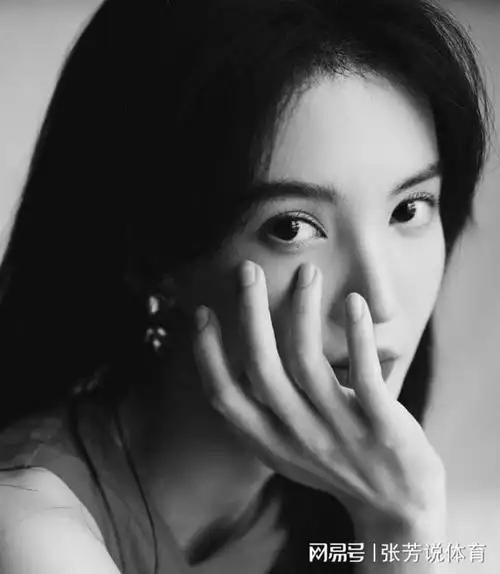 金晨工作室晒美照, 穿红色挂脖长裙明媚娇美, 曲线妩媚红唇迷人