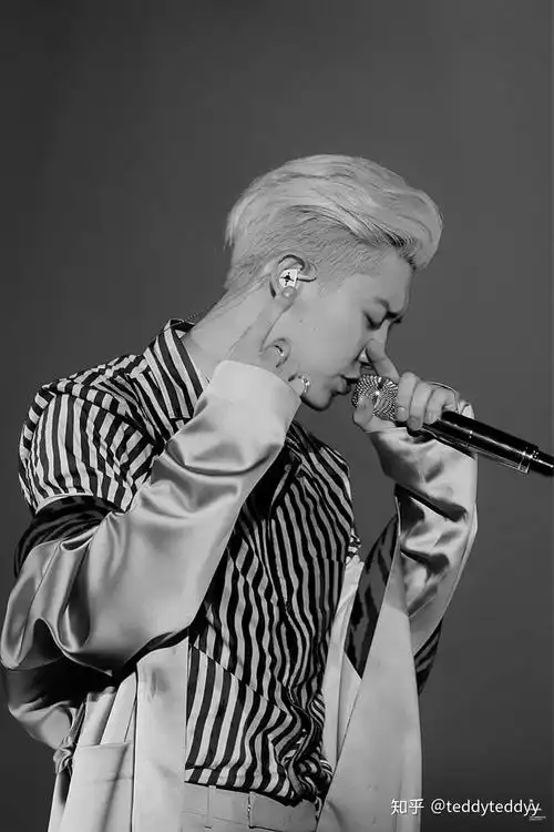 有没有朴灿烈五巡大背头的照片啊