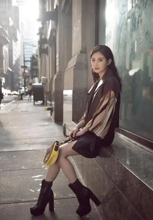 陈钰琪漫步纽约街头,穿皮衣配黑色短裙,脚踩短靴变身摩登女郎!