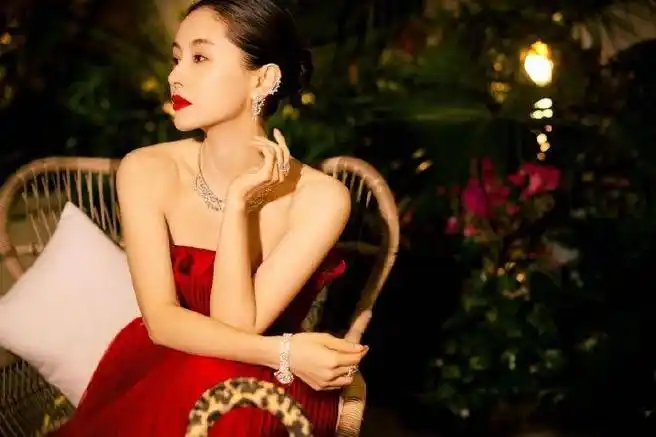 王子文这次参加活动的造型好美,一身抹胸红裙好高雅……|王子文_新浪