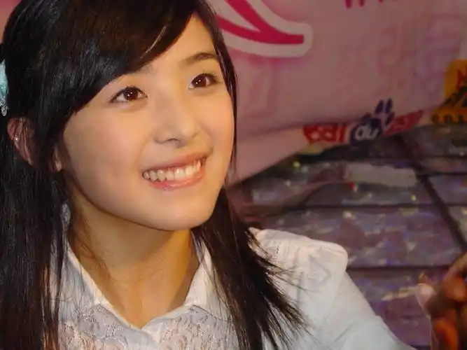 张含韵剪短发似换头 网友不敢认:那个唱酸酸甜甜的小女孩呢?