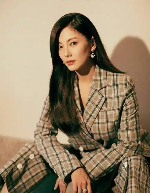 张雨绮被素颜照打回原形,不修图脸是肿的_发布会_照片_超声刀