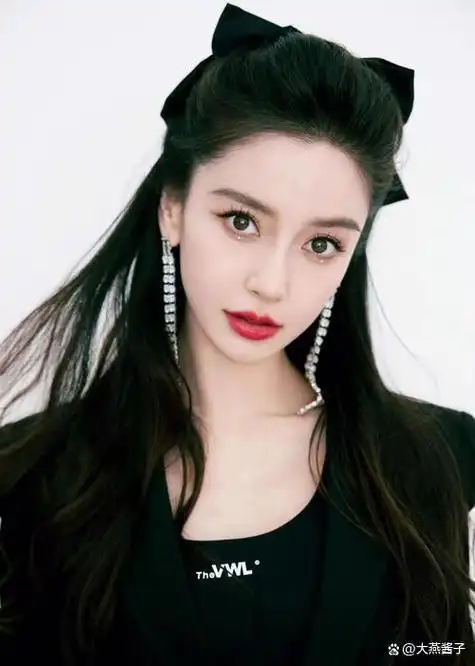 angelababy,原名杨颖,是一位中德混血的演员和模特.
