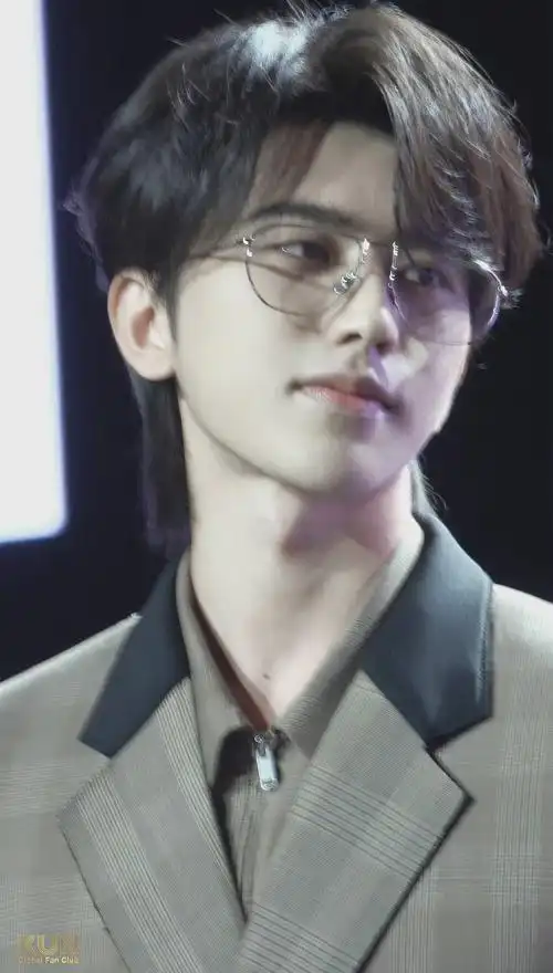 蔡徐坤是贵公子吧戴金丝眼镜参加活动生图造型帅气迷人