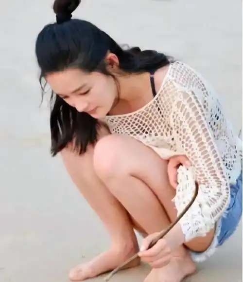 还记得前几年李沁也参加过一档综艺节目,当时在里面和魏大勋是cp,许多