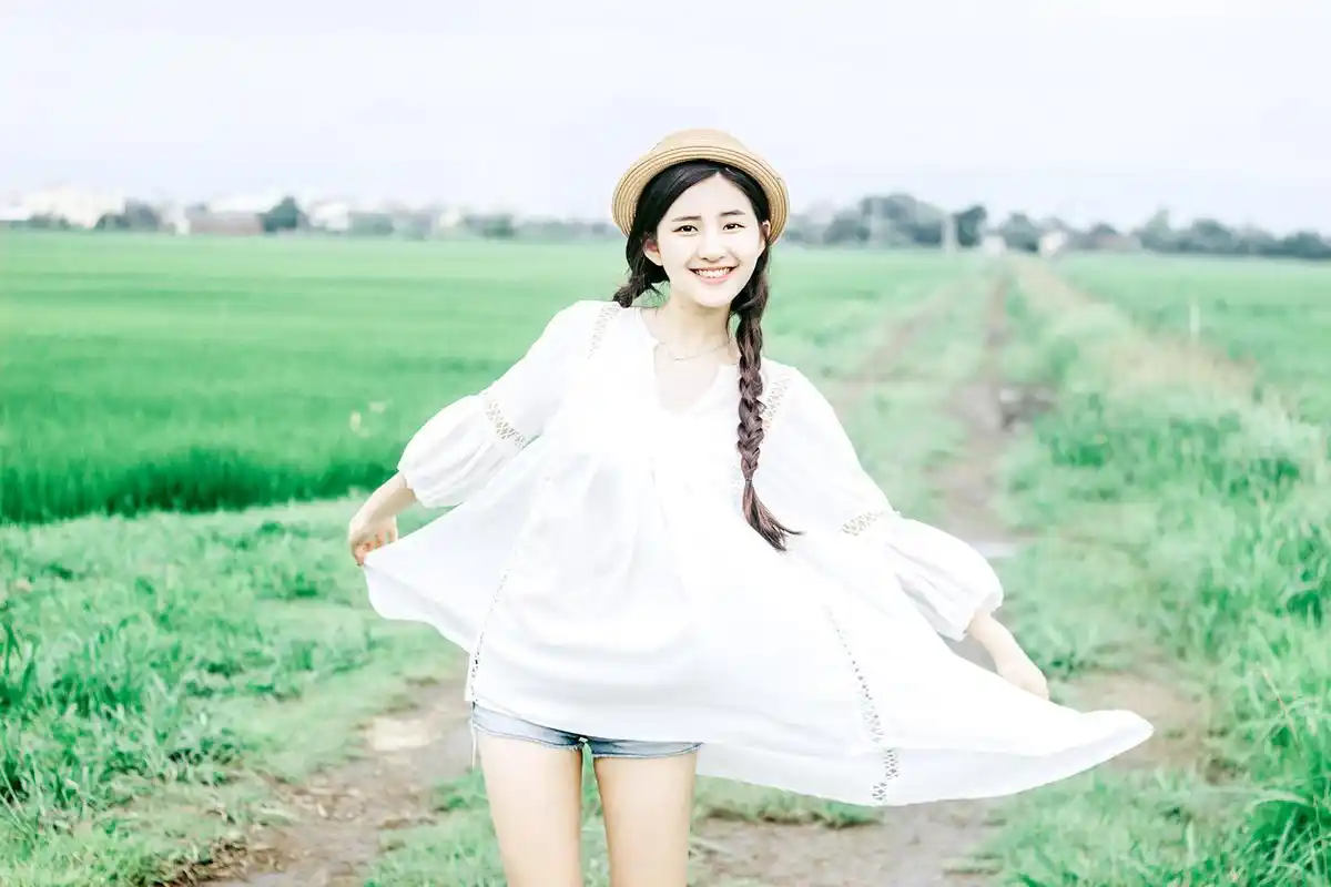 赵露思很甜美,身穿一袭白色连衣裙搭配杏色草帽,清纯又唯美_的设计