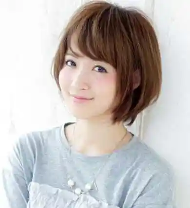 刘海打理出轻盈感,将美眉的眼睛衬托得大而明亮,再搭配齐耳的中短碎发