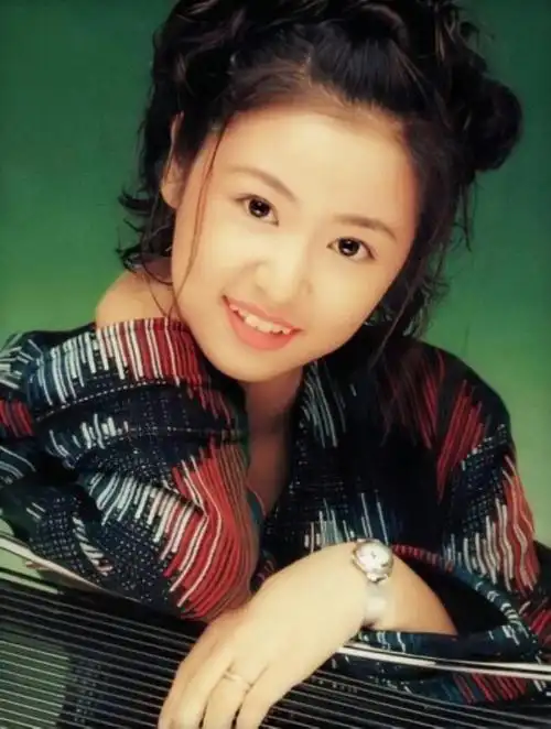 家有小女初长成,林心如在小时候也是一双灵动的大眼睛,粉雕玉琢,十分