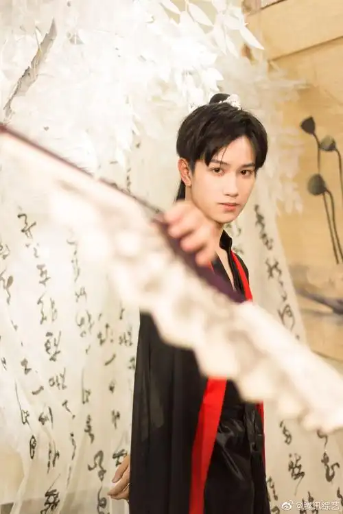 tf家族敖子逸最新古风照片释出团扇手中握利剑配身