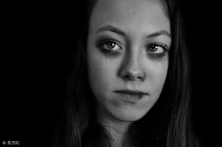 女人有熊猫眼是怎么回事(赶走消除熊猫眼的方法讲解)_明日头条