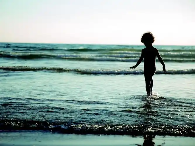 在海边玩耍的可爱儿童图片 - 第6张