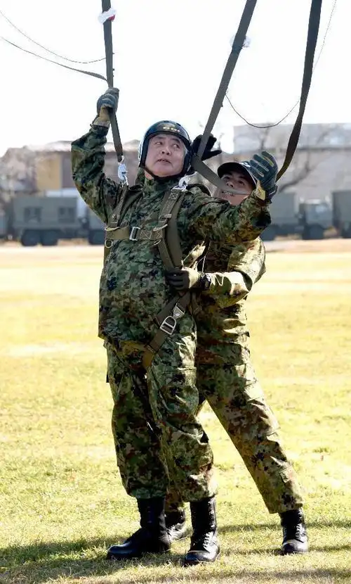 日本精锐伞兵新年首练 防卫大臣跳伞一路闭眼大喊