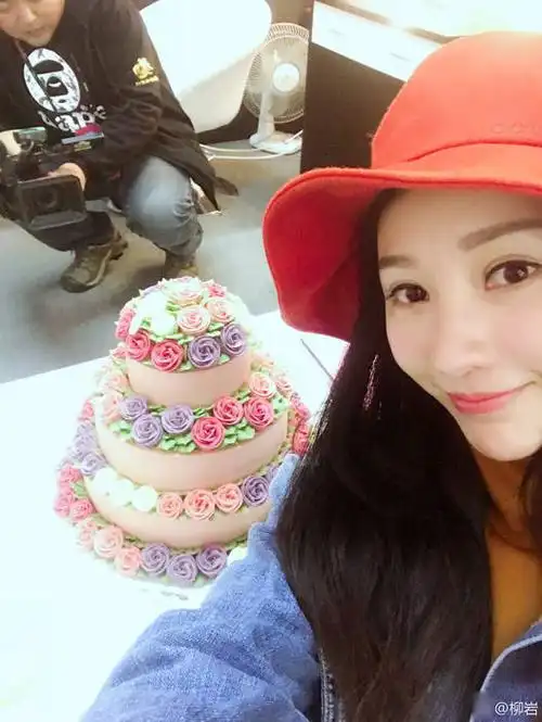 1/6 11月8日是柳岩的生日,她晒出一组照片,称今年生日是在《喜剧总