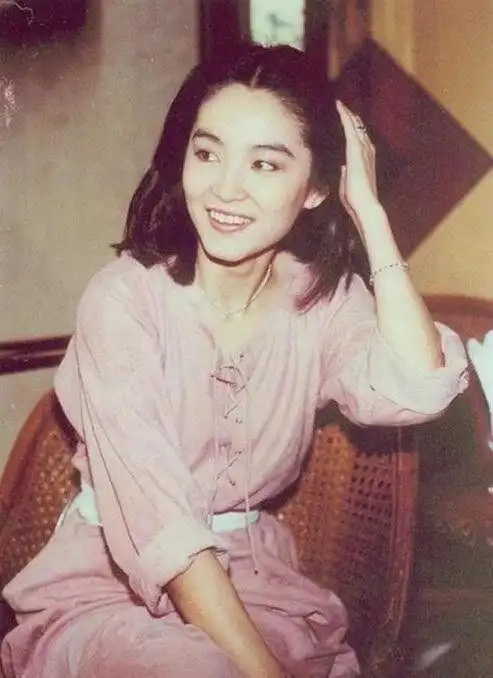 林青霞年轻时太甜了穿的裙子也都很嫩所以这么招人喜欢