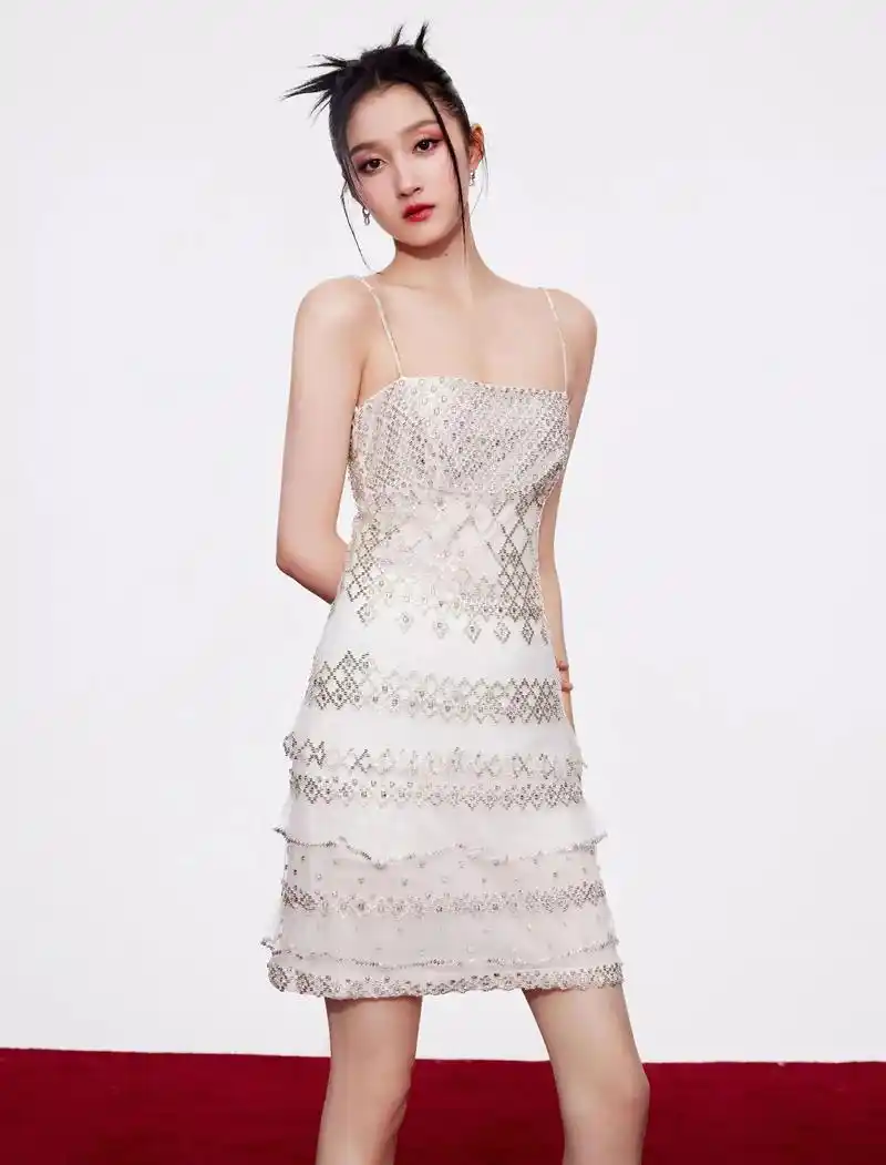 关晓彤25岁生日写真 #关晓彤闪光吊带裙 闪光女孩,青春不 - 抖音